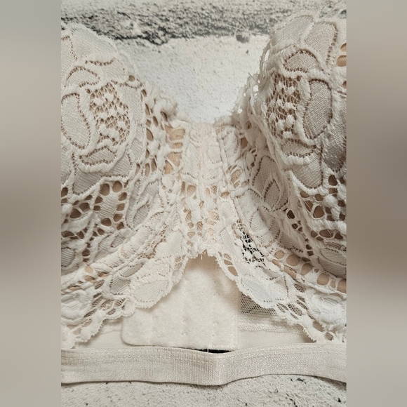 Victoria's Secret Strapless Lace & Nude Cream Bra - Picture 3 of 13